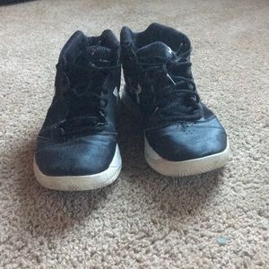 Women’s under armor basketball shoes size 10